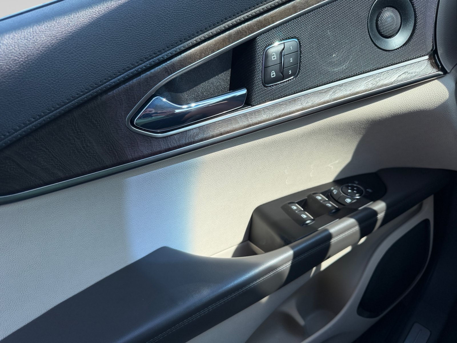 Used 2019 Lincoln Nautilus Reserve FWD image 17