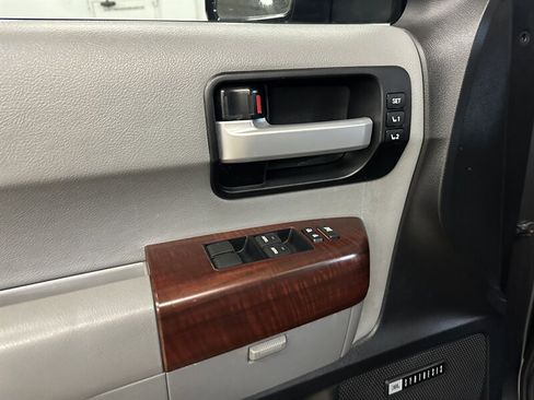 Used 2014 Toyota Sequoia Platinum image 27