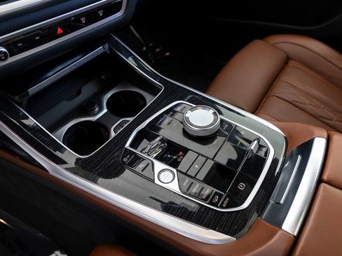Used 2025 BMW X7 M60i image 22
