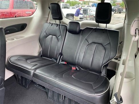 Used 2023 Chrysler Pacifica Limited image 17