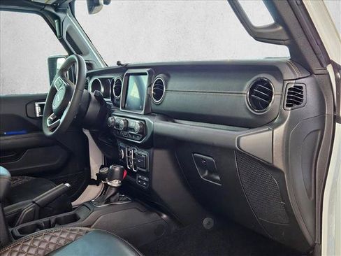 Used 2023 Jeep Gladiator Overland AWD/4WD image 16