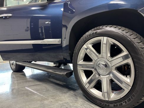 Used 2020 Cadillac Escalade Premium Luxury image 13