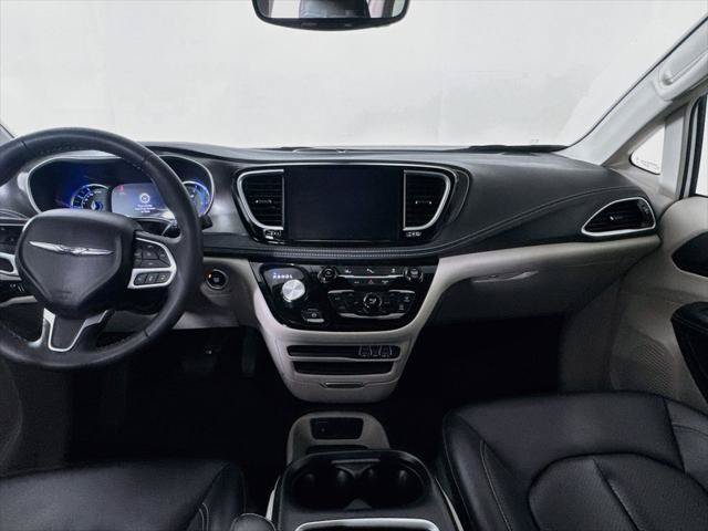 Certified 2024 Chrysler Pacifica Limited FWD image 13