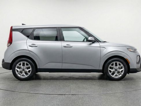 Used 2025 Kia Soul LX w/ LX Technology Package FWD image 11