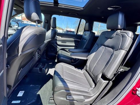 Used 2025 Jeep Grand Cherokee L Limited w/ Luxury Tech Group II image 15