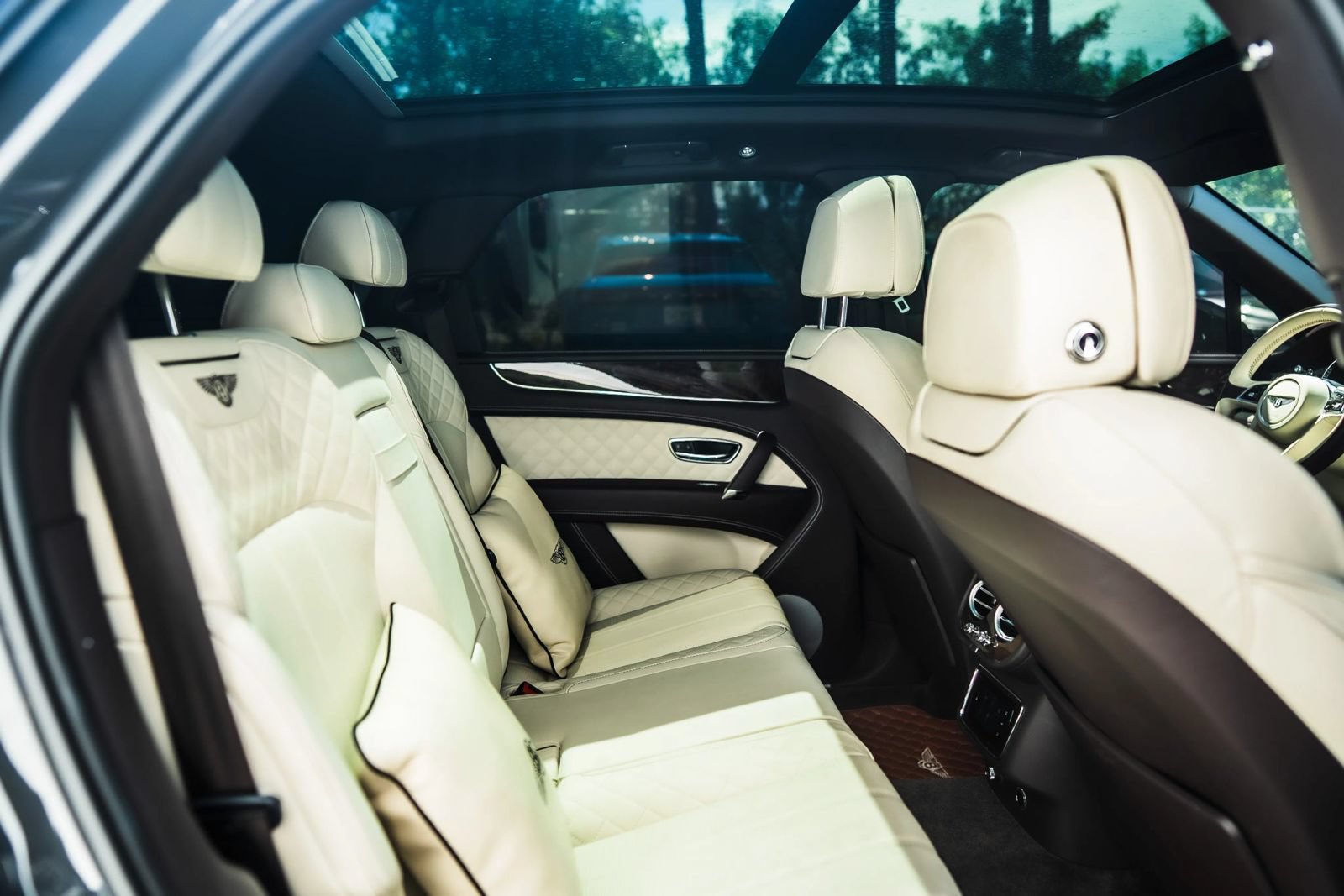 Used 2018 Bentley Bentayga AWD/4WD image 24