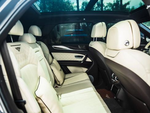 Used 2018 Bentley Bentayga AWD/4WD image 24