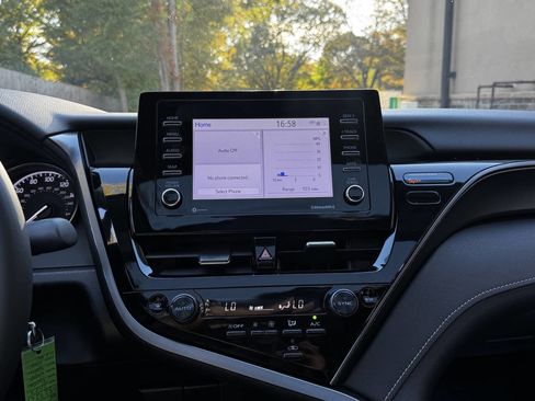 Used 2023 Toyota Camry SE image 18