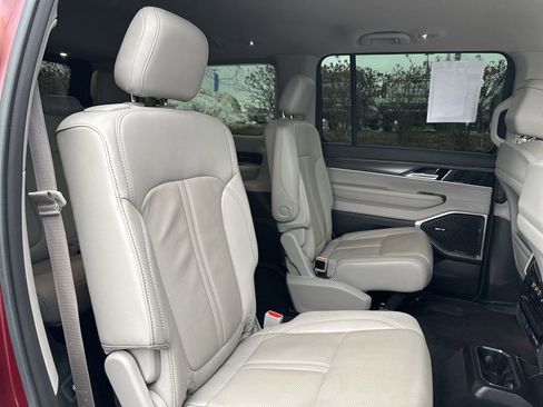 Used 2023 Jeep Wagoneer Series III w/ Preferred Equipment Group image 32