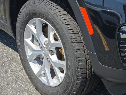Certified 2023 Jeep Grand Cherokee Limited AWD/4WD image 4