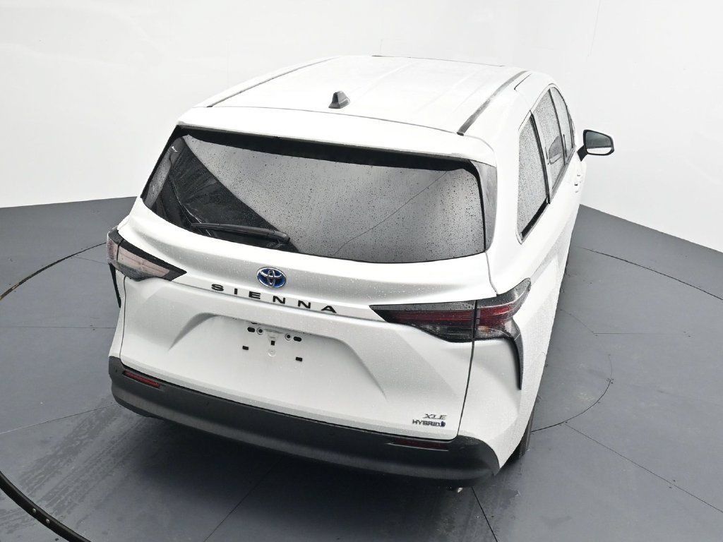 Used 2024 Toyota Sienna XLE FWD image 14