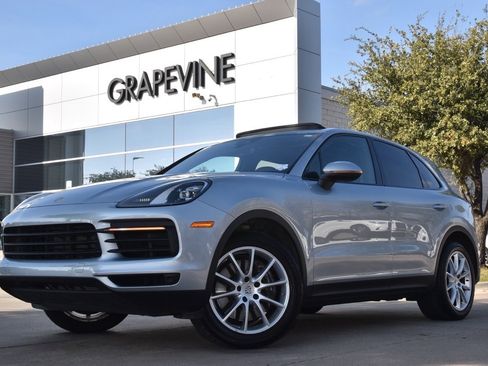 Used 2023 Porsche Cayenne Platinum Edition image 2