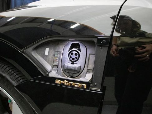 Used 2022 Audi e-tron Premium Plus w/ Premium Plus Package image 38