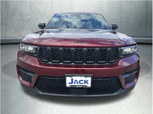 Used 2025 Jeep Grand Cherokee Altitude AWD/4WD image 11