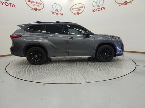 Used 2023 Toyota Highlander XSE FWD image 3