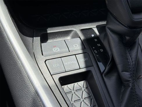 Used 2022 Toyota RAV4 XLE FWD image 36