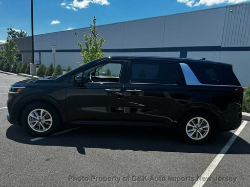 Used 2024 Kia Carnival LX FWD image 2