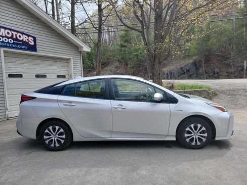 Used 2020 Toyota Prius LE AWD/4WD image 14