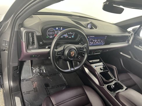 Certified 2025 Porsche Cayenne E-Hybrid AWD/4WD image 4
