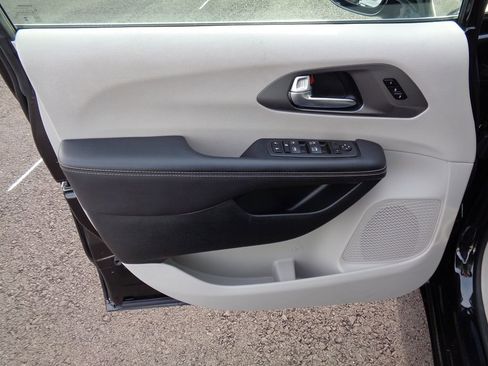 Certified 2024 Chrysler Pacifica Touring-L image 7