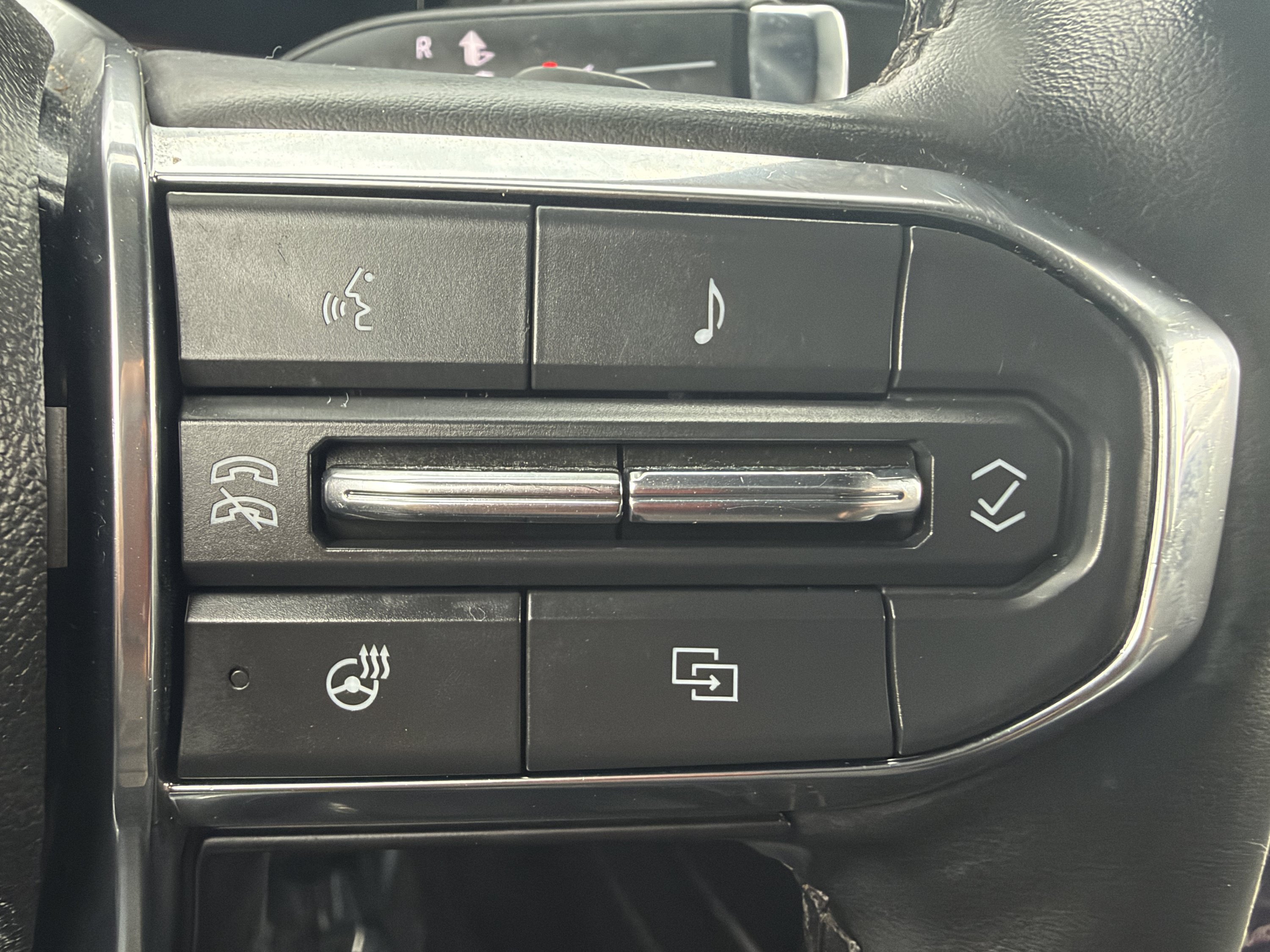 Used 2025 GMC Yukon XL Denali AWD/4WD image 32