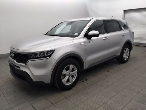 Used 2021 Kia Sorento LX FWD image 2