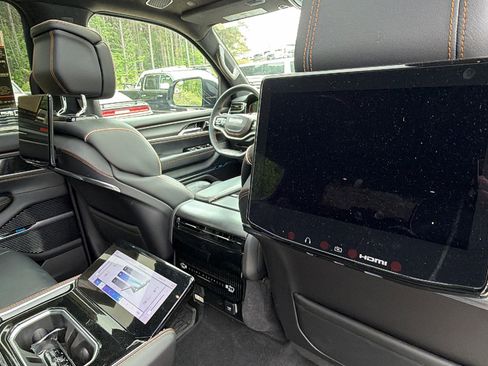 Used 2025 Jeep Grand Wagoneer Series III w/ Rear Seat Video Group 1 AWD/4WD image 23