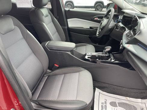 Certified 2025 Chevrolet Trax LT FWD image 13