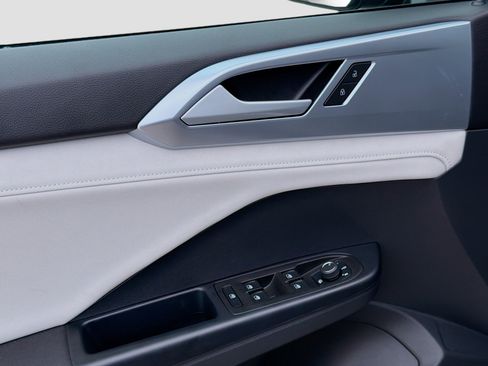 Certified 2025 Volkswagen Taos SE image 16