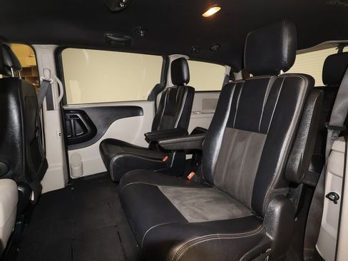 Used 2019 Dodge Grand Caravan SXT FWD image 13