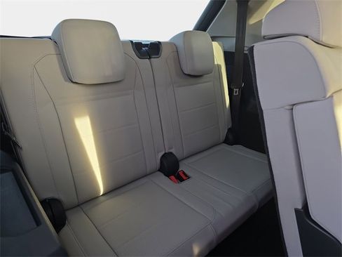 Used 2019 Volkswagen Tiguan SE w/ Panoramic Sunroof Package image 16