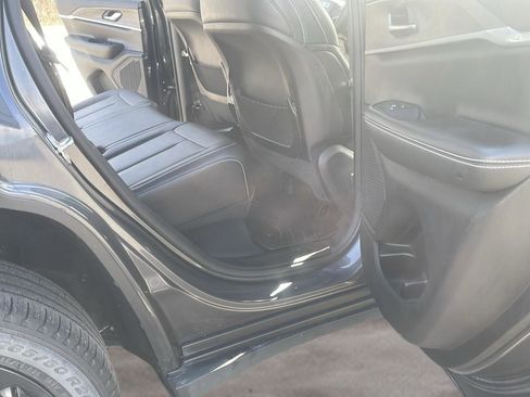 Used 2023 Jeep Grand Cherokee Limited w/ Black Appearance Package image 18