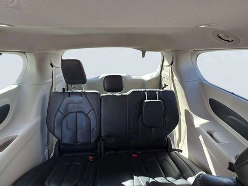 Used 2020 Chrysler Pacifica Touring-L image 18