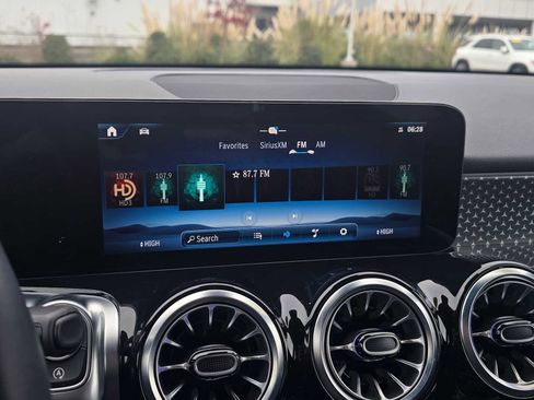 Used 2025 Mercedes-Benz GLB 250 GLB 250 image 31