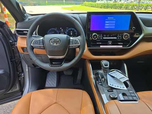 New 2026 Toyota Highlander Platinum AWD/4WD image 18