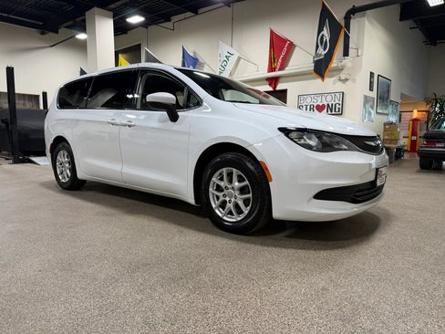 Used 2020 Chrysler Voyager LX FWD image 3