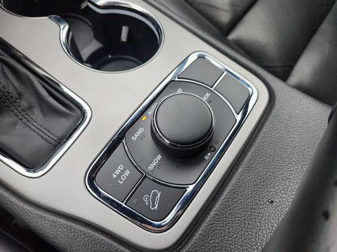 Used 2019 Jeep Grand Cherokee Limited w/ Luxury Group II AWD/4WD image 25