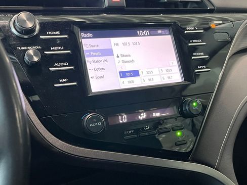 Used 2019 Toyota Camry SE FWD image 18