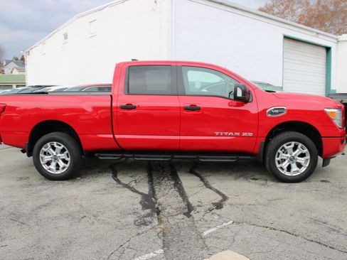 Certified 2024 Nissan Titan SV w/ SV Convenience Package image 9