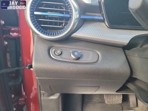 Used 2025 Chevrolet Trax LT w/ LT Convenience Package image 19