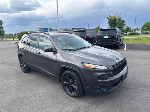 Used 2018 Jeep Cherokee Latitude w/ Altitude Package FWD image 1