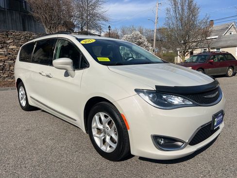 Used 2017 Chrysler Pacifica Touring-L w/ Tire & Wheel Group FWD image 7