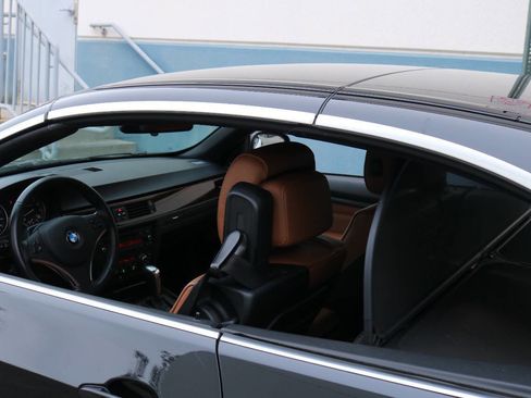 Used 2011 BMW 335i Convertible image 11