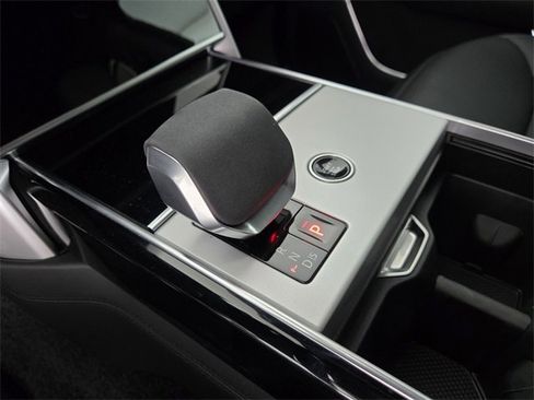 New 2025 Land Rover Range Rover SE image 22