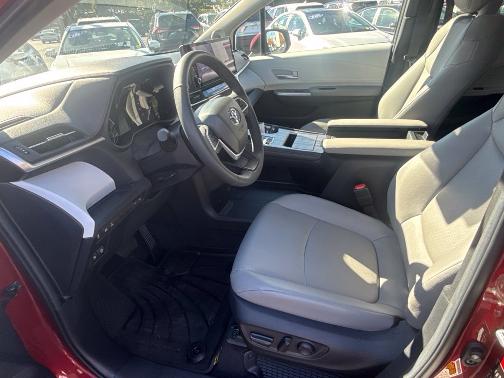 Used 2026 Toyota Sienna XLE FWD image 14