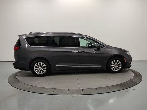 Used 2018 Chrysler Pacifica Touring-L FWD image 9
