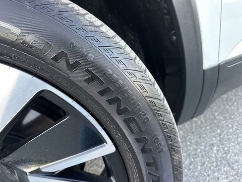 Used 2025 Volkswagen Atlas Cross Sport SE image 32