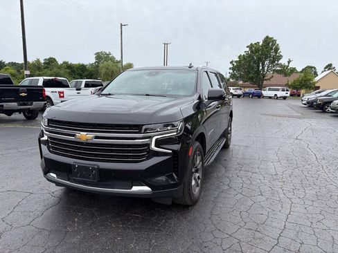 Used 2023 Chevrolet Suburban LT w/ LT Signature Plus Package AWD/4WD image 3