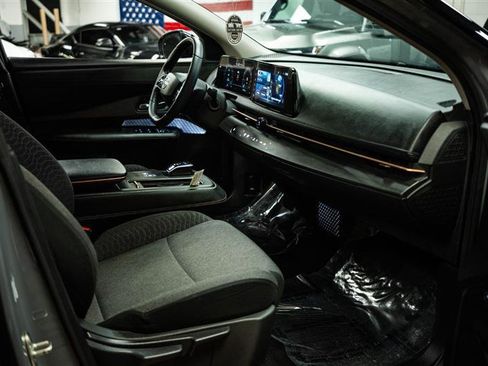 Used 2024 Nissan Ariya FWD image 12