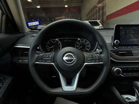 Used 2025 Nissan Altima 2.5 SV FWD image 31
